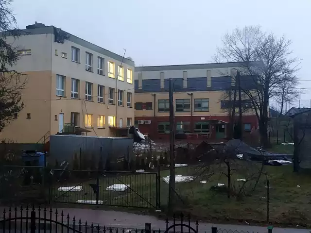 W wyniku silnych wiatrów zerwaniu uległ dach na budynku szkolnym SP we Włynkówku.