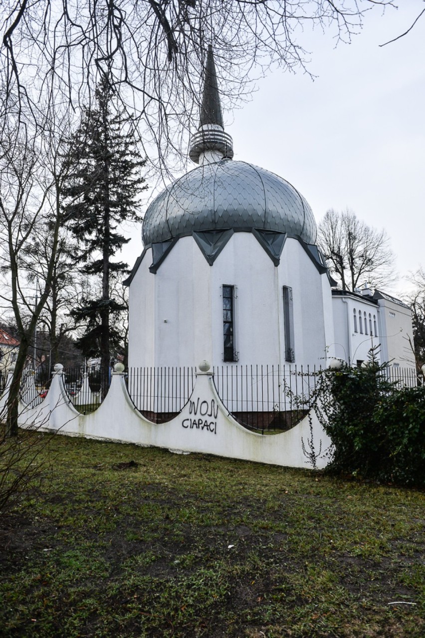 Pomalowali meczet w Gdańsku [ZDJĘCIA, WIDEO] " Won Ciapaci" nabazgrali na murze