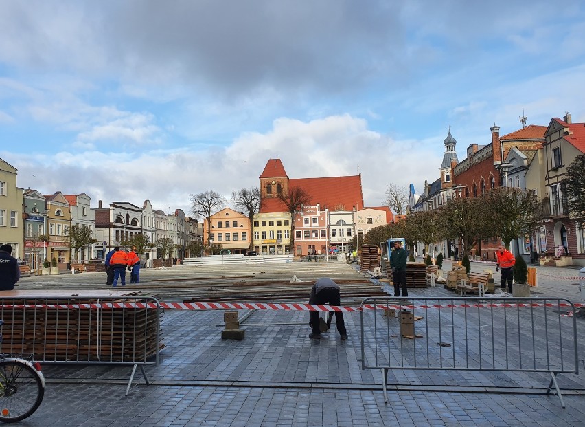 Przygotowania do obchodów 100. rocznicy Zaślubin Polski z morzem idą pełną parą na Starym Rynku w Pucku