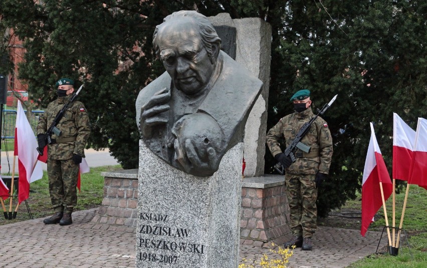 Pomnik przy ul. Mickiewicza upamiętnia 165 zamordowanych...