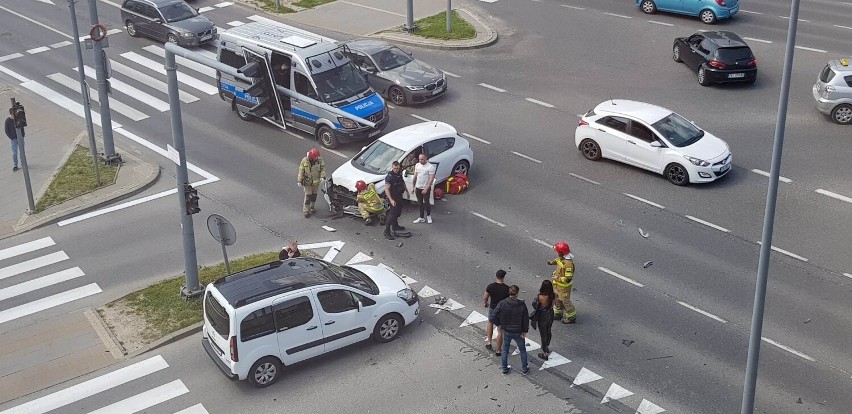 Wypadek trzech samochodów na skrzyżowaniu Alei IX Wieków Kielc i ulicy Mojżesza Pelca. Zderzyły się trzy auta osobowe