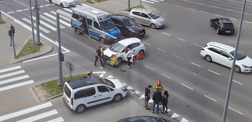 Wypadek trzech samochodów na skrzyżowaniu Alei IX Wieków Kielc i ulicy Mojżesza Pelca. Zderzyły się trzy auta osobowe