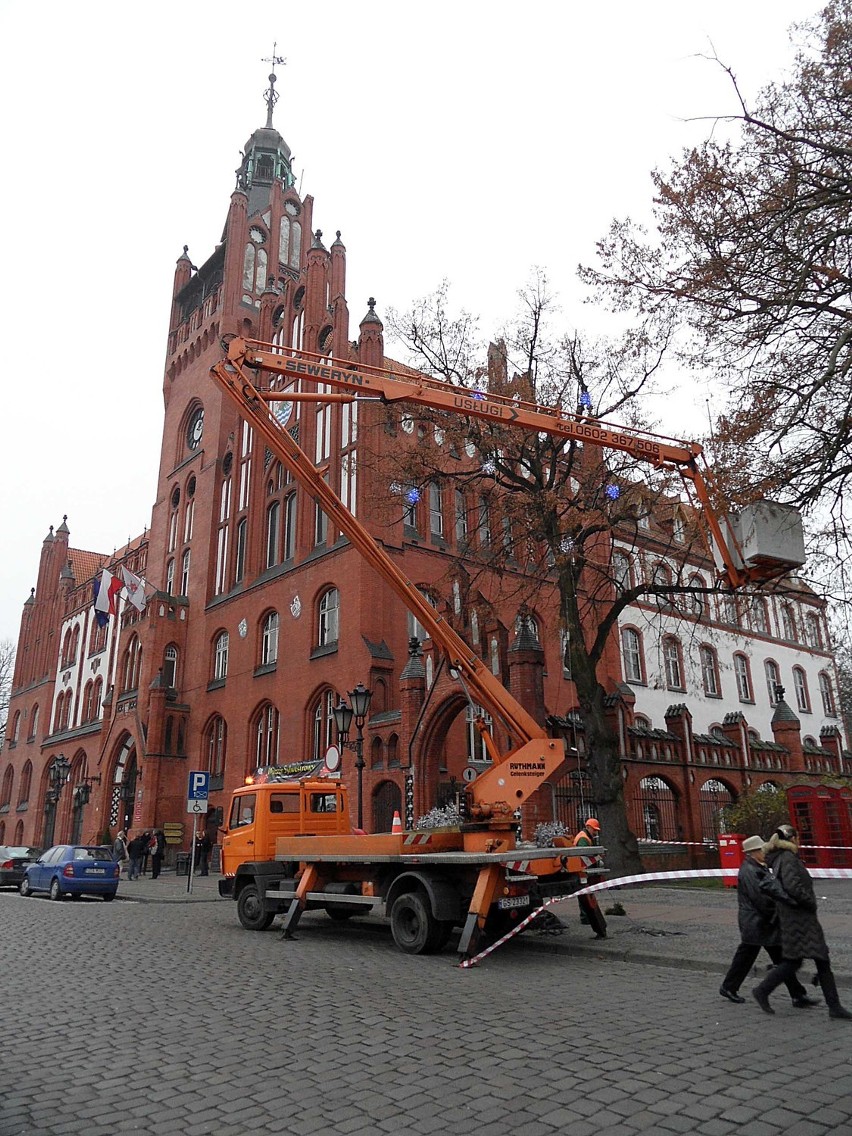 Słupsk: Trwa świąteczne dekorowanie miasta. Dziś wieszano lampki przed ratuszem