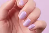 Modne paznokcie na koniec lata! Skuś się na błyszczące lavender nails. Ten kolor pięknie podkreśli powakacyjną opaleniznę