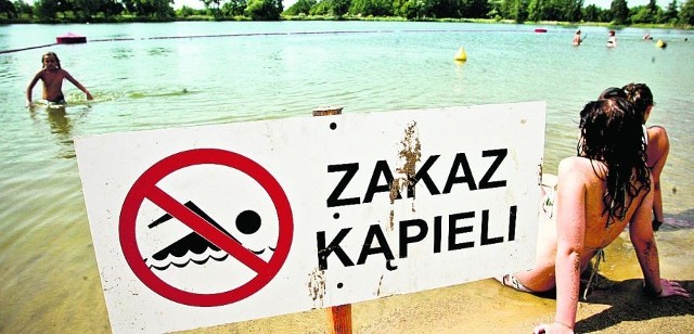 Wrocławianie nic sobie nie robią z zakazu kąpieli na Gliniankach. Ratownicy są bezradni