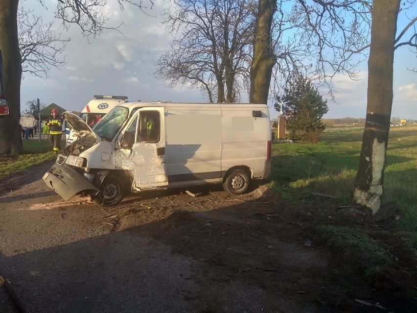 Gmina Kuślin: Auto dostawcze rozbiło się na drzewie. Lądował śmigłowiec LPR