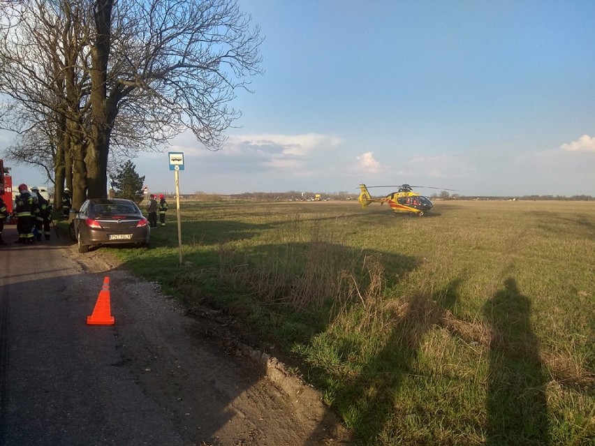 Gmina Kuślin: Auto dostawcze rozbiło się na drzewie. Lądował śmigłowiec LPR