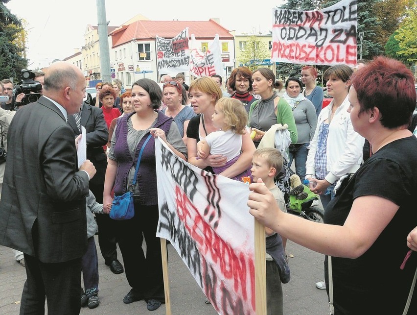Demonstracja przed urzędem miasta w Bełchatowie. Rodzice...