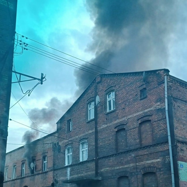 W sobotni wieczór PSP w Katowicach otrzymała zgłoszenie o pożarze kamienicy przy ul. Oswobodzenia. Na miejscu okazało się, że w palącym się mieszkaniu są uwięzione trzy osoby.
