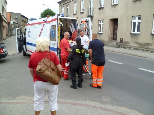 W niedzielę około 17.30 we Wronkach na ulicy Sierakowskiej doszło do zderzenia opla corsy ze skuterem. 

Małżeństwo podróżujące motorowerem z ogólnymi potłuczeniami trafiło do szpitala w Szamotułach. Kierującej corsą kobiecie nic się nie stało. 

Zobacz więcej: Kobieta i mężczyzna trafili do szpitala po zderzeniu na Sierakowskiej