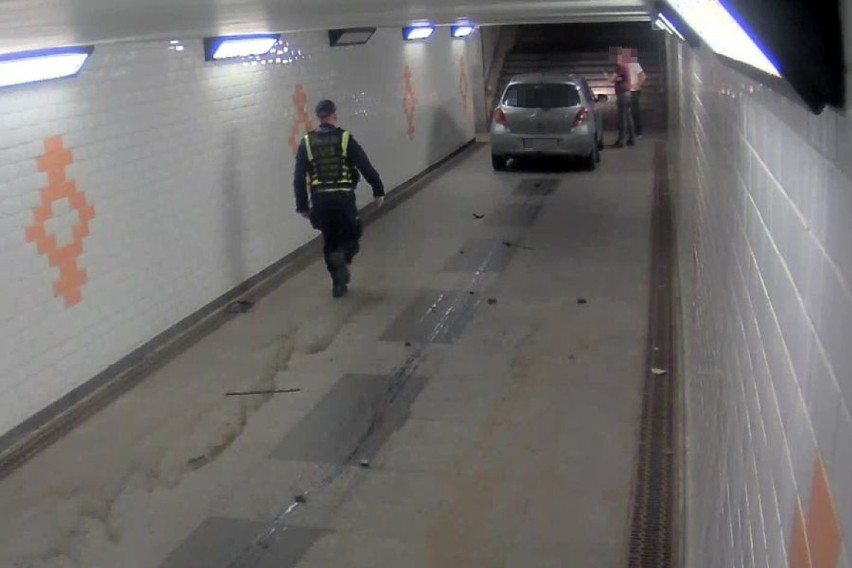 Wjechał samochodem w tunel dla pieszych w ciągu ulicy Monte Cassino w Sopocie. Policja zatrzymała kierowcę. Zdjęcia