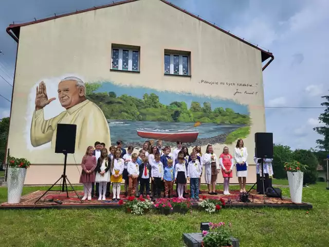 Na ścianie Szkoły Podstawowej w Walawie powstał mural upamiętniający wizytę ks. Karola Wojtyły (późniejszego papieża) w tej miejscowości. Nad Sanem odsłonięto kamień z pamiątkową tablicą.