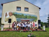 W Walawie odsłonięto mural na pamiątkę wizyty ks. Karola Wojtyły, przyszłego papieża [ZDJĘCIA]