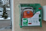 Dwa defibrylatory AED w Prabutach. Sprzęt zamontowano na budynkach urzędu miasta i Miejsko-Gminnego Ośrodka Pomocy Społecznej [ZDJĘCIA]