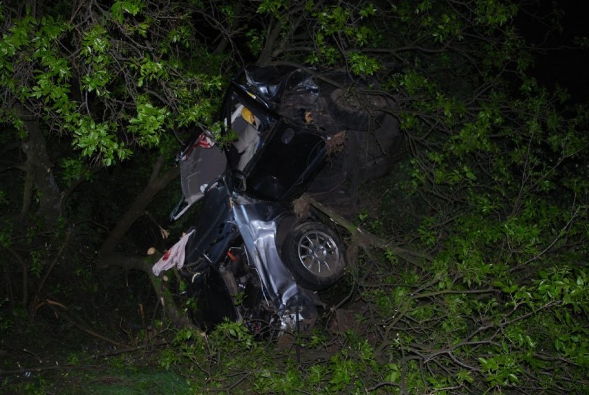 Wypadek w Jaworzniku. Kierowca osobówki z ciężkimi obrażeniami [FOTO]