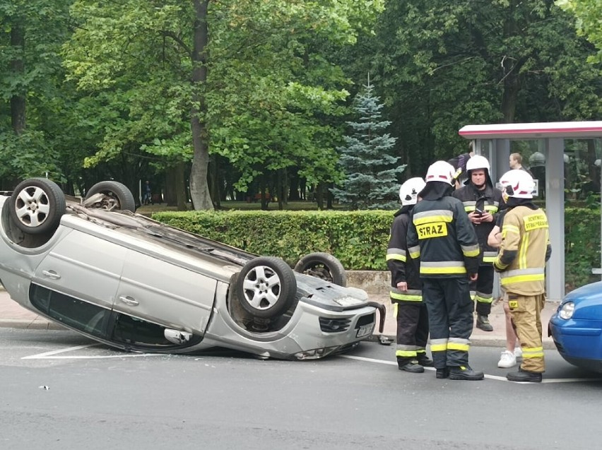 Weekend na podwójnym gazie. W Wieluniu kierowca dachował, w Krzeczowie wpadł dzięki reakcji świadka