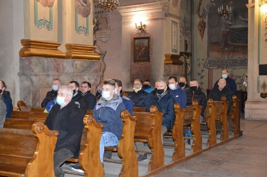 Męski różaniec w Przemyślu. Zobacz jak modlono się w kościele Franciszkanów [ZDJĘCIA]