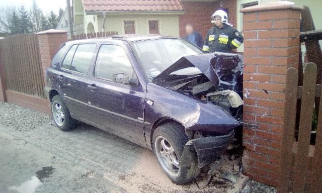 Do niecodziennego zdarzenia doszło w Kargowej. Pijany kierujący volkswagenem golfem pijany wypadł z drogi i wbił się między słupki bramy przy jednej z posesji. Widok zaklinowanego auta zdziwił wszystkich. Na miejscu zastanawiano się jak on to zrobił. 

Do zdarzenia doszło w niedzielę, 9 kwietnia. Kierujący volkswagenem golfem jechał ul. Dolną. W pewnym momencie rozpędzone auto wypadł z drogi i wbił się miedzy słupki bramy przy jednej z posesji. Na miejsce została wezwana zielonogórska policja.

Kierowca golfa został zatrzymany. Był pijany. Obywatel Mołdawii wydmuchał dwa promile alkoholu i nie bardzo orientował się, co zrobił. Jego auto utknęło między słupkami bramy. 

Jak on to zrobił? Golf uderzył przodem w murek i rozbił bramę. Prawdopodobnie po uderzeniu uniósł się tył auta i wtedy golf wpadł miedzy słupki klinując się.

Mołdawian został zatrzymany i przewieziony na komendę policji w Zielonej Górze. Trzeźwieje w celi. W poniedziałek, 9 kwietnia, zostanie przesłuchany z udziałem tłumacza języka mołdawskiego. – Grozi mu kara do dwóch lat więzienia – mówi podinsp. Małgorzata Stanisławska, rzeczniczka zielonogórskiej policji. Prawo jazdy może stracić nawet na 15 lat i zapłaci grzywnę nie niższą niż 5 tys. zł.

Zobacz też wideo: KRYMINALNY CZWARTEK - 15.03.2018 - Agresywny mężczyzna zatrzymał radiowóz w centrum Gorzowa. Chciał odebrać broń policjantce. Był pod silnym działaniem narkotyków.
