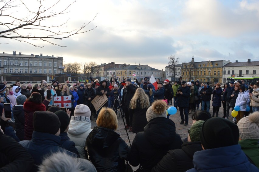 Tomaszowianie solidarni z Ukrainą. Manifestacja na pl. Kościuszki w Tomaszowie Maz. [ZDJĘCIA]