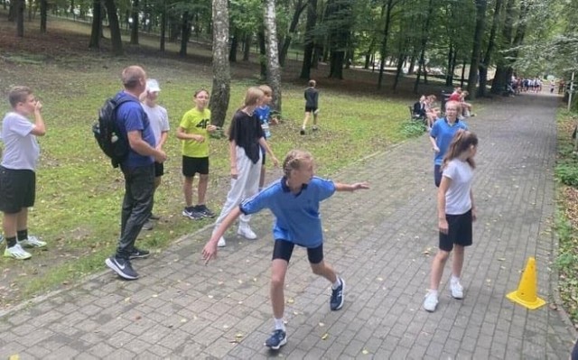 W sztafetowych biegach przełajowych w Kazimierzy Wielkiej rywalizowało w sumie pięć szkół