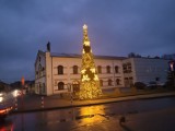 Świąteczna choinka w Żarkach - wygląda pięknie! Jest przed domem kultury