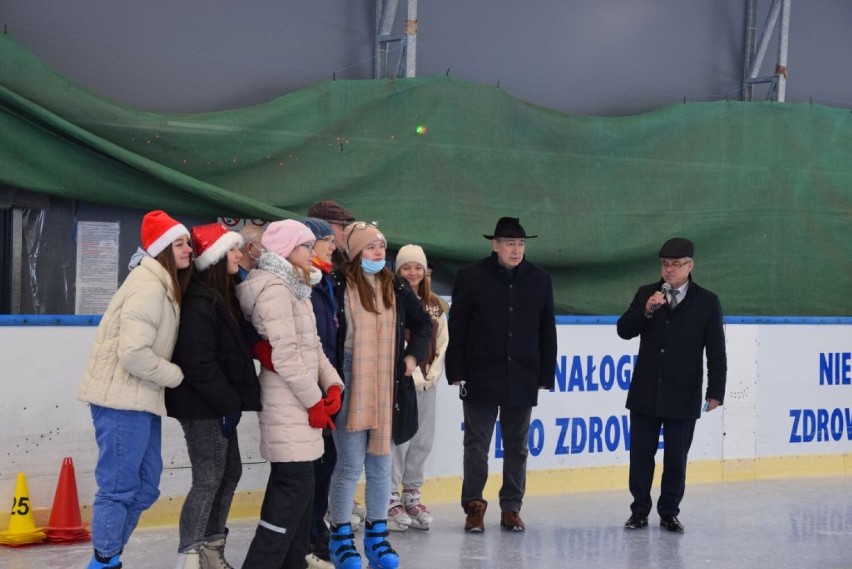 W Suwałkach sztuczne lodowisko przy Szkole Podstawowej nr 11 już czynne. Są ograniczenia