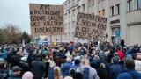 Protest przed Urzędem Miasta w Piotrkowie, ponad 1000 osób wyraziło swoje niezadowolenie z drastycznych podwyżek cen ciepła  ZDJĘCIA