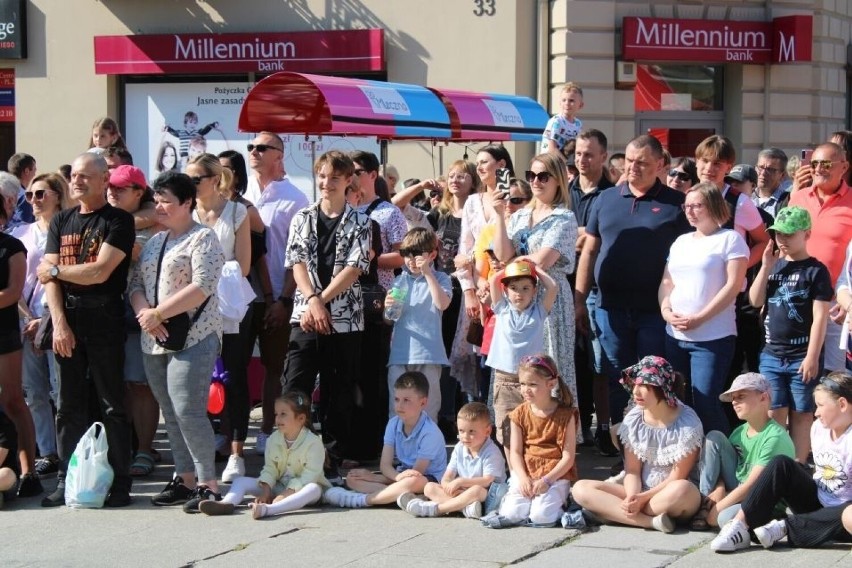 Drugi dzień Międzynarodowego Festiwalu Artystów Ulicznych i Precyzji w Radomiu i widowiskowe pokazy. Byłeś tam, szukaj się na zdjęciach