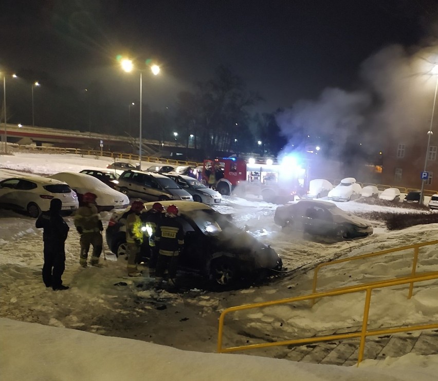 Lębork. Nocny pożar BMW na parkingu w pobliżu sądu. Policja mówi o podpaleniu