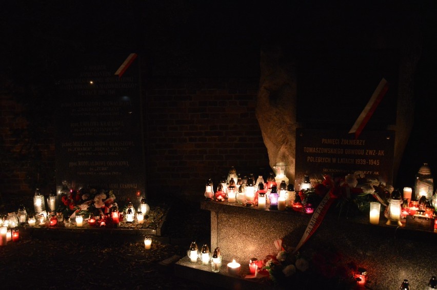 Wszystkich Świętych 2019 w Tomaszowie Maz. Cmentarz przy ul. Smutnej w Tomaszowie Maz. nocą [ZDJĘCIA]