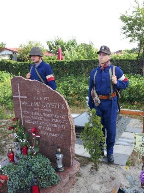 Powstanie Warszawskie - Hel: uroczystość na cmentarzu przy...