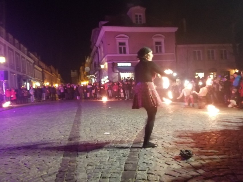 Nocny pokaz ognia na Święcie Młodego Wina w Sandomierzu. Mnóstwo widzów przed Kamienicą Oleśnickich. Zobacz film i zdjęcia
