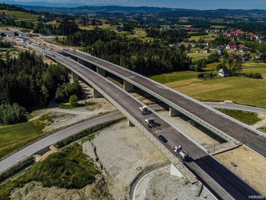 Tunel pod Luboniem Małym na nowej zakopiance będzie gotowy pod koniec roku. Sprawdzamy, ile zostało do zrobienia. Zdjęcia z lotu ptaka