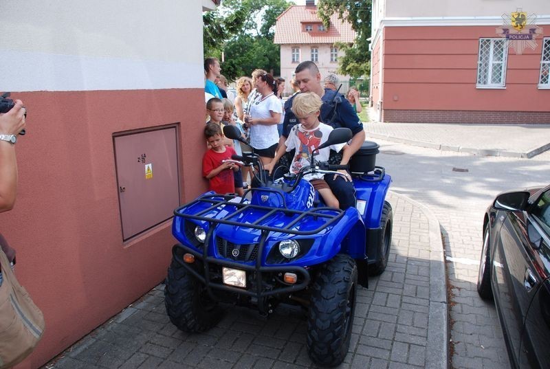 Komenda policji Puck -  wizyta podopiecznych Fundacji Pomocy...