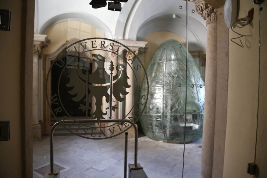 Szklana kompozycja przedstawia zarys palatium Mieszka I i...