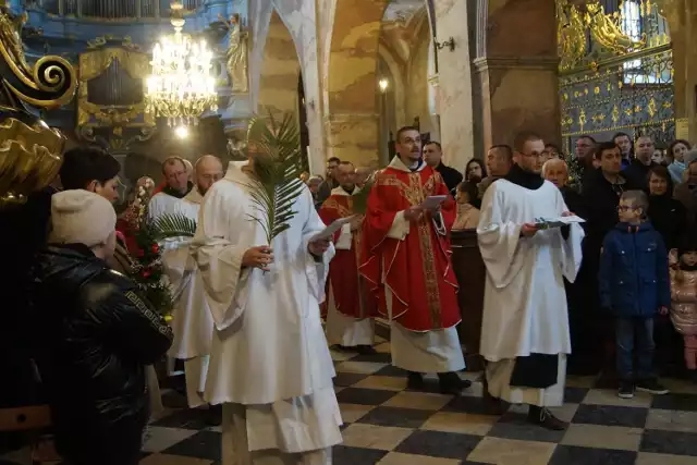 2 kwietnia w Jędrzejowie obchodzono Niedzielę Męki Pańskiej, nazywanej także Niedzielą Palmową. 

Zobaczcie zdjęcia z uroczystości na kolejnych slajdach >>>