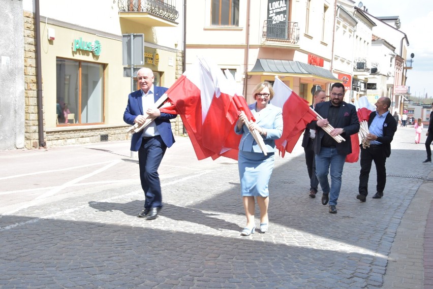 Łącznie Barbara Bartuś rozdała ponad 100 dużych flag  i...