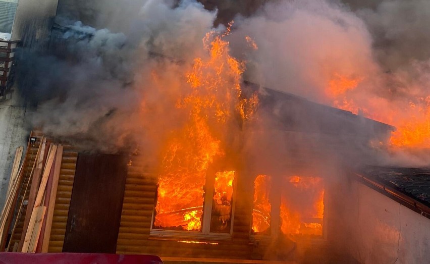  12 zastępów straży pożarnej walczyło z pożarem wiaty w centrum Krotoszyna [ZDJĘCIA]