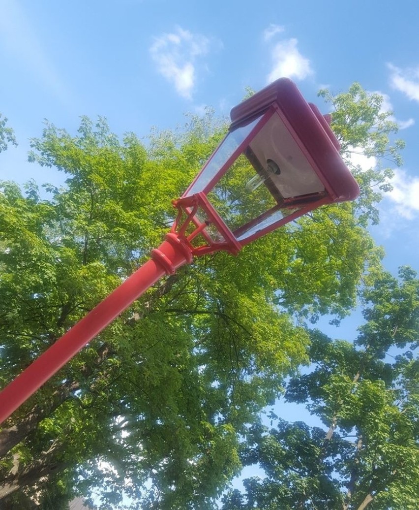 Wygięte kolorowe latarnie w parku miejskim w Ozorkowie [Zdjęcia]