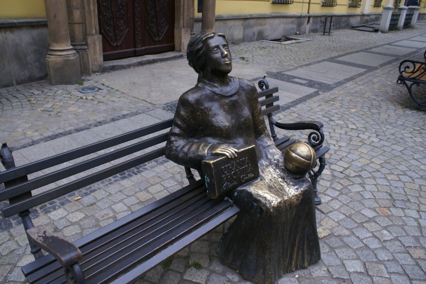 Pomnik Marii Kunic w Świdnicy, gdzie się urodziła. Centrum astronomiczne w  Cieszęcinie ma być nazwane jej imieniem