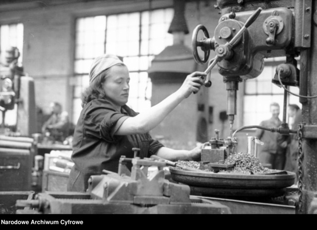 Praca kobiet we wrocławskiej Państwowej Fabryce Wagonów na początku lat 50-tych XX wieku
