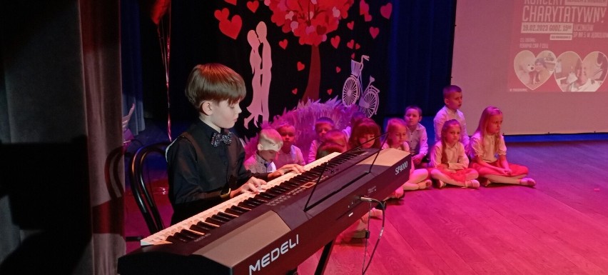 Pierwszy niedzielny koncert „Sercem z Radkiem” - wystąpiła Szkoła Podstawowa numer 5 w Jędrzejowie. Zobaczcie zdjęcia z tego wydarzenia