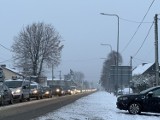 Zima zaatakowała w Żorach. Drogi są pełne wolno jadących samochodów. Kierowcy mówią, że trudno spotkać na nich choćby jeden pług ZDJĘCIA