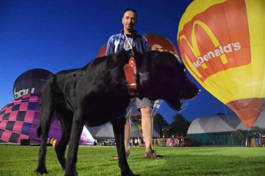 Radosław Juda z psem Hajfą podczas festiwalu balonowego w...