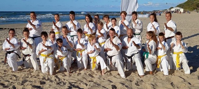Karatecy, w tym także z Dąbrowskiego Klubu Karate oraz z Będzina, wzięli udział w seminarium karate nad Bałtykiem

Zobacz kolejne zdjęcia/plansze. Przesuwaj zdjęcia w prawo naciśnij strzałkę lub przycisk NASTĘPNE