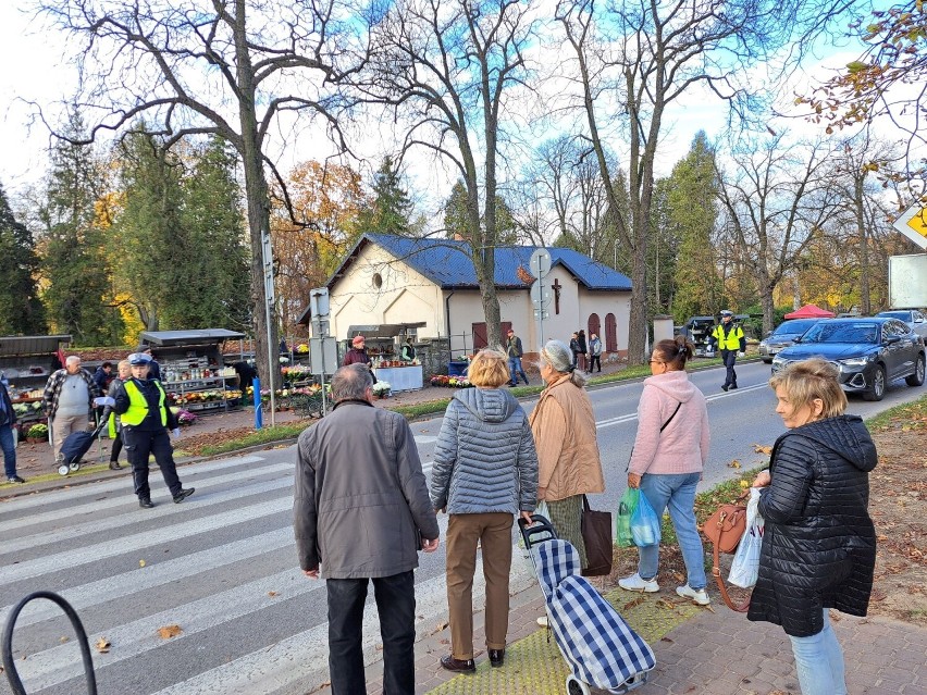 Korki przy cmentarzu Nowym i Starym w Kielcach. Spory ruch przed Wszystkim Świętymi 