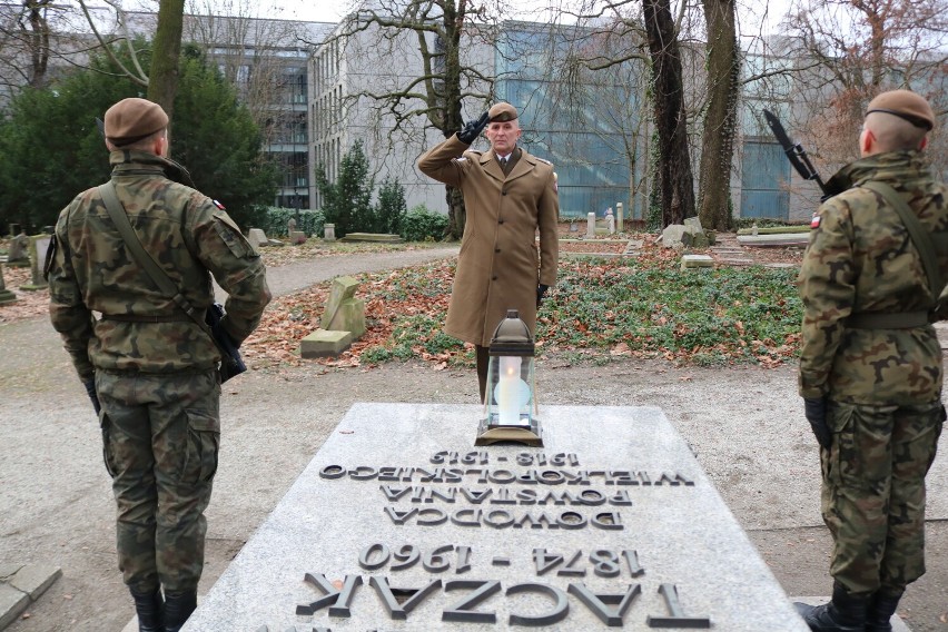 Rocznicę wybuchu Powstania Wielkopolskiego uczcili żołnierze 12 WBOT. Odwiedzili groby i zapalili znicze 