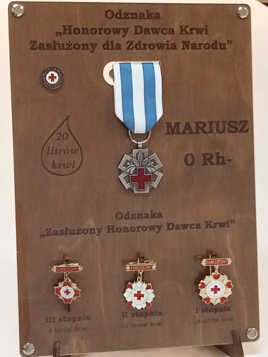 Nadkomisarz Mariusz Michalczak z Komendy Powiatowej Policji otrzymał odznakę "Honorowy Dawca Krwi - Zasłużony dla Zdrowia Narodu"