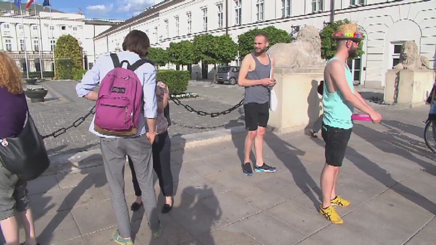Pokaz mody LGBT przed Pałacem Prezydenckim [wideo]