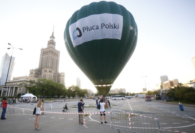 Wielki balon pod Pałacem Kultury. Z powietrza widzieliśmy Warszawę. Na ziemi mówili o chorobie wywołanej przez smog